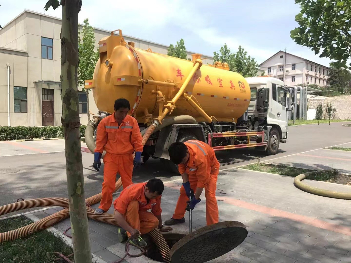 绥江管道疏通车停在窨井附近