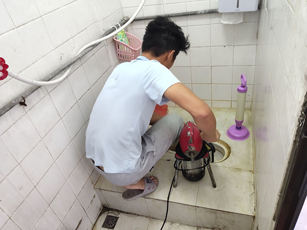 绥江管道堵塞冒臭气 专业师傅现场解决问题