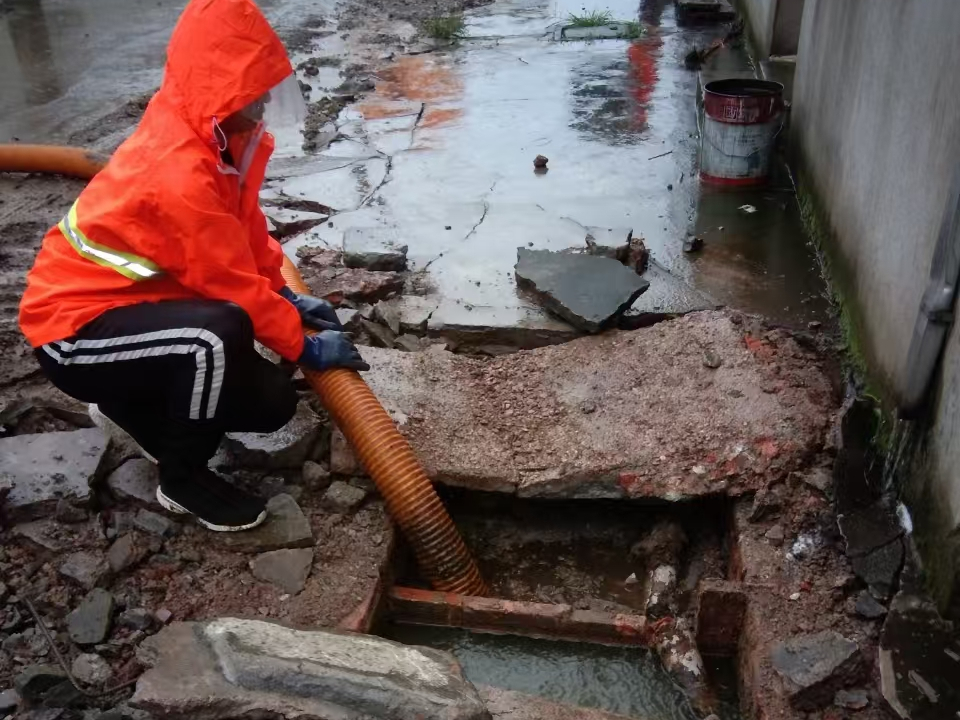 绥江专业清理污水池 炜誉市政以规范流程守护城市 “肠道”