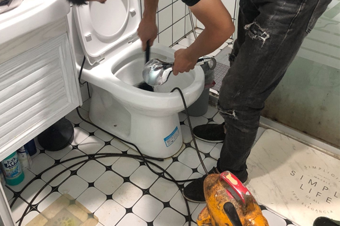 绥江马桶堵塞自己疏通还是找师傅?专业上门服务让你省时更省心